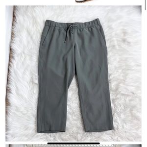 Lululemon On The Fly Crop Woven 23" in Grey Sage Size 12